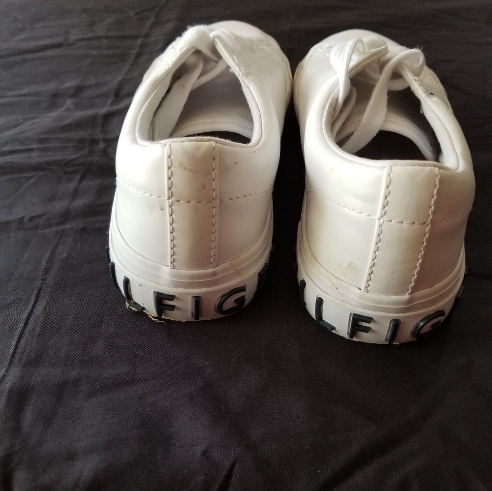 Tennis shoes